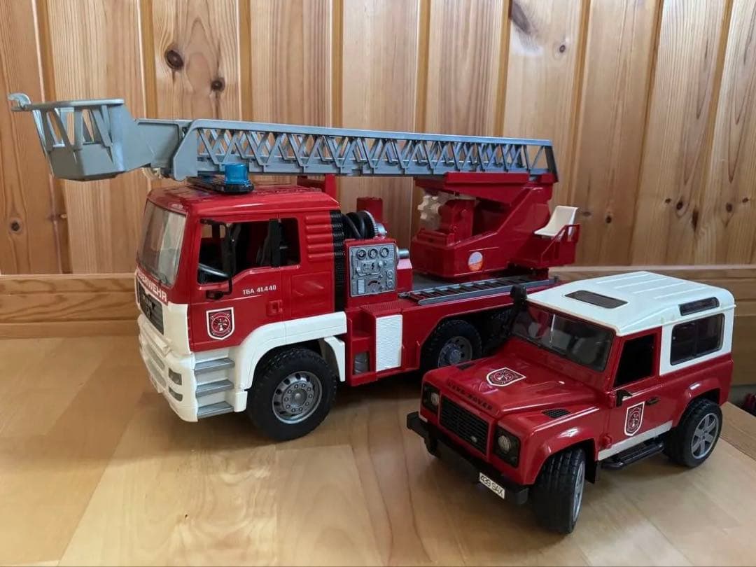 Bruder ブルーダー 消防車　ランドローバー　ショベルカー　おまけ付き