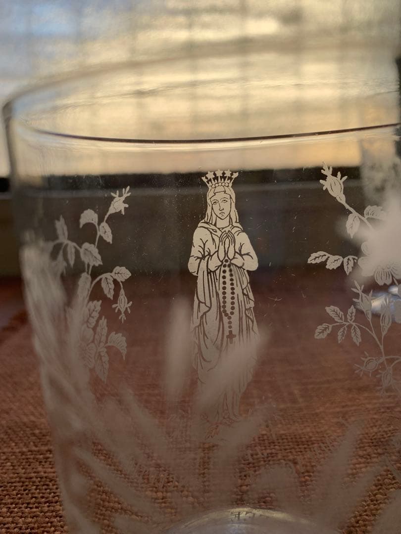 フランスアンティーク　レアなマリア様が美しくカットされた素敵なグラス2個セット！