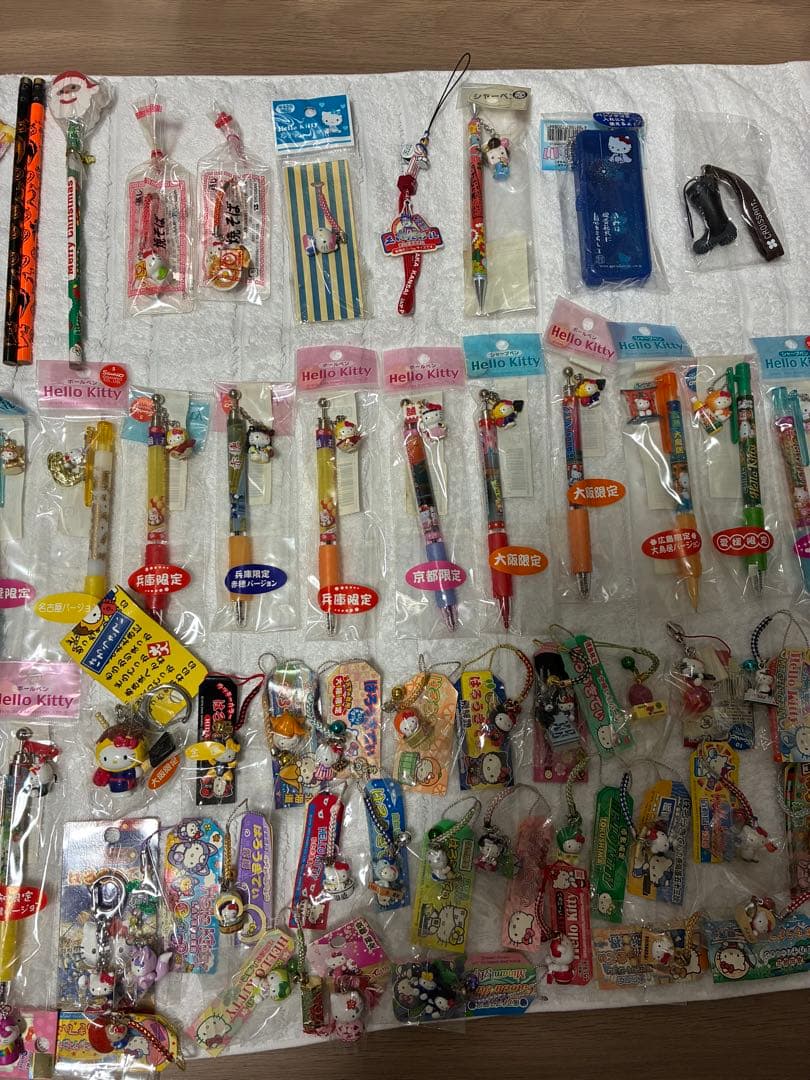 ご当地キティ等のまとめ売り　ボールペン、シャーペン、ストラップなど　90個以上