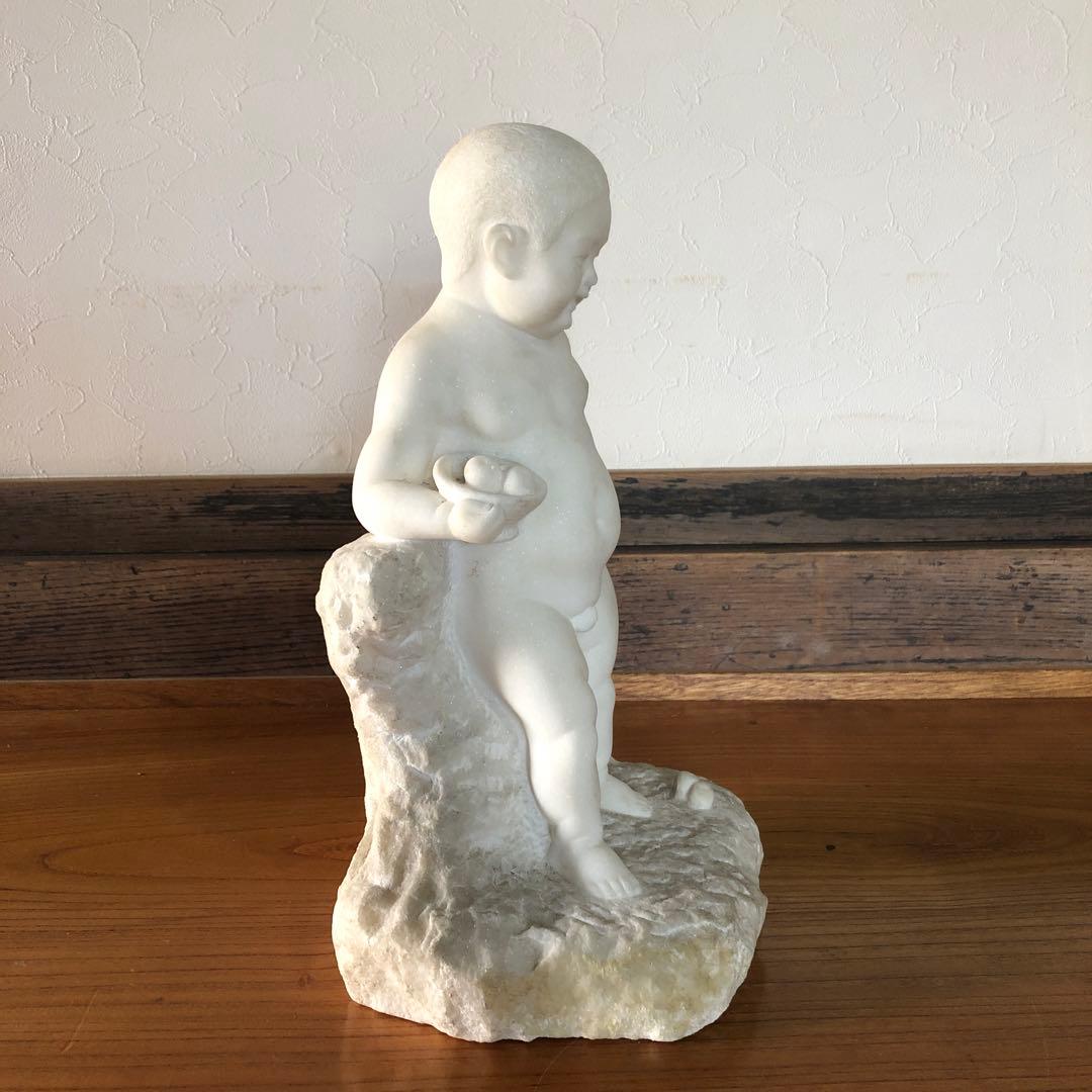 蔵の中にあった大理石の男児像