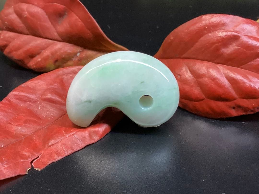 ✳極上*緑輝石一色の透過‼️ 糸魚川翡翠勾玉　本物天然無垢のジェダイト　鑑別書付‼️