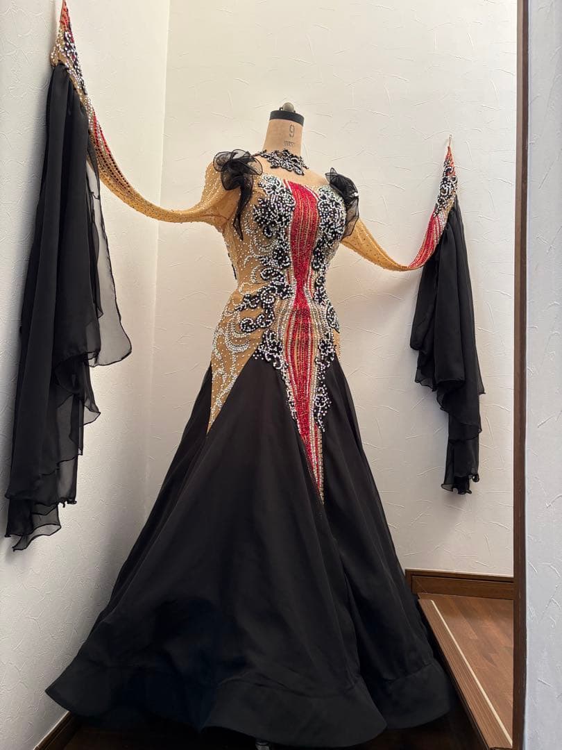 社交ダンス　タカダンスドレス 黒と赤色