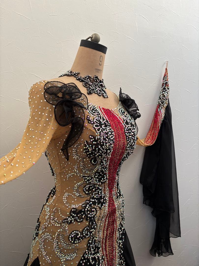 社交ダンス　タカダンスドレス 黒と赤色