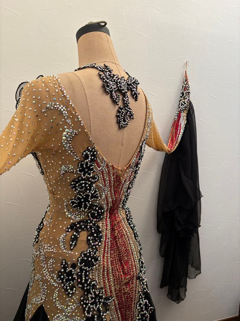 社交ダンス　タカダンスドレス 黒と赤色