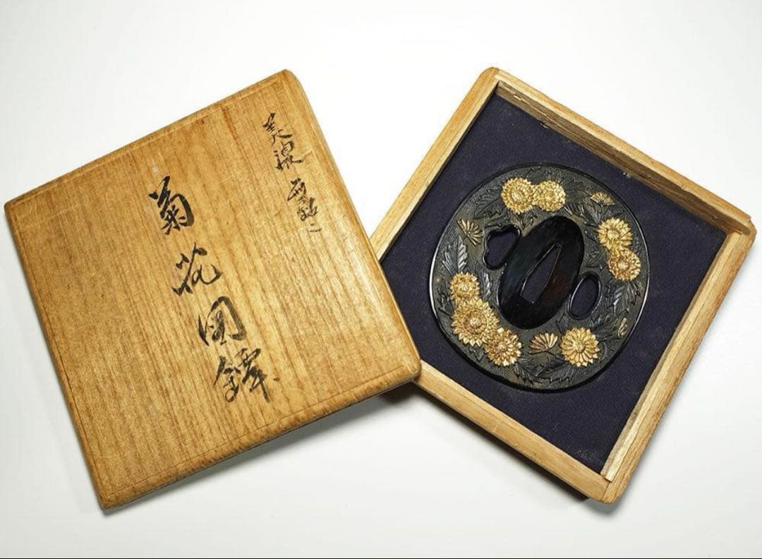超大型美濃鐔！　10cm超　赤銅魚子地　長丸形菊花図鐔　無銘　高肉彫　寒山箱書