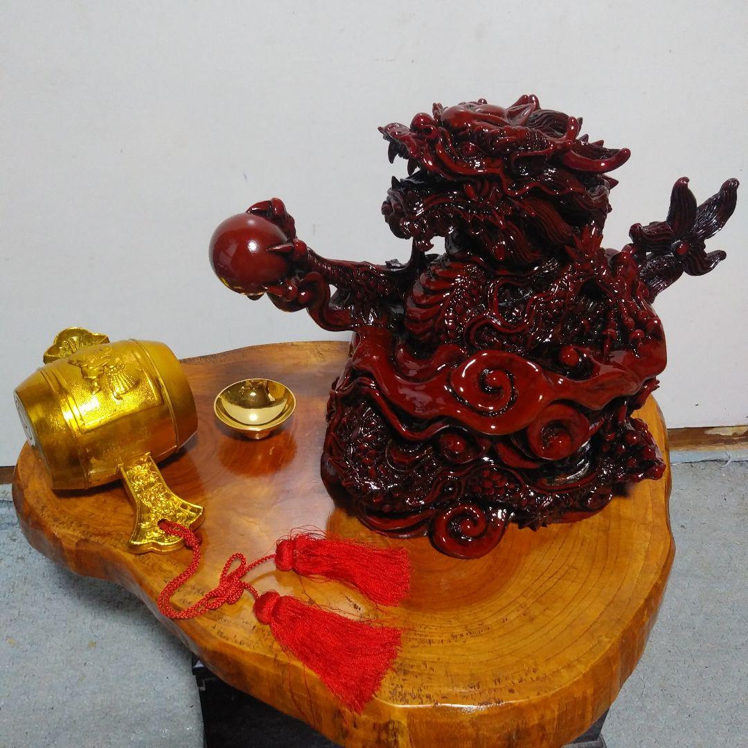 赤色の龍の彫刻 置物