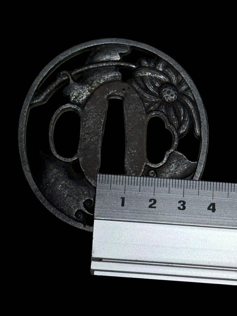 鉄製 鍔 花と葉のデザイン