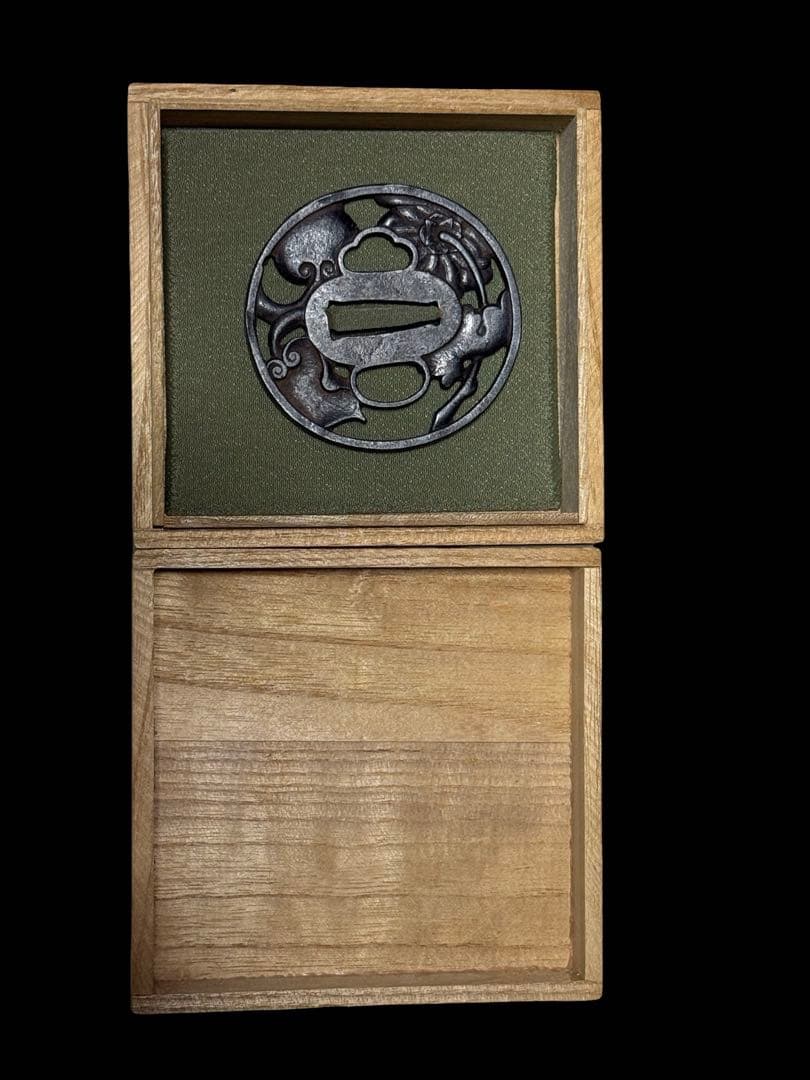 鉄製 鍔 花と葉のデザイン