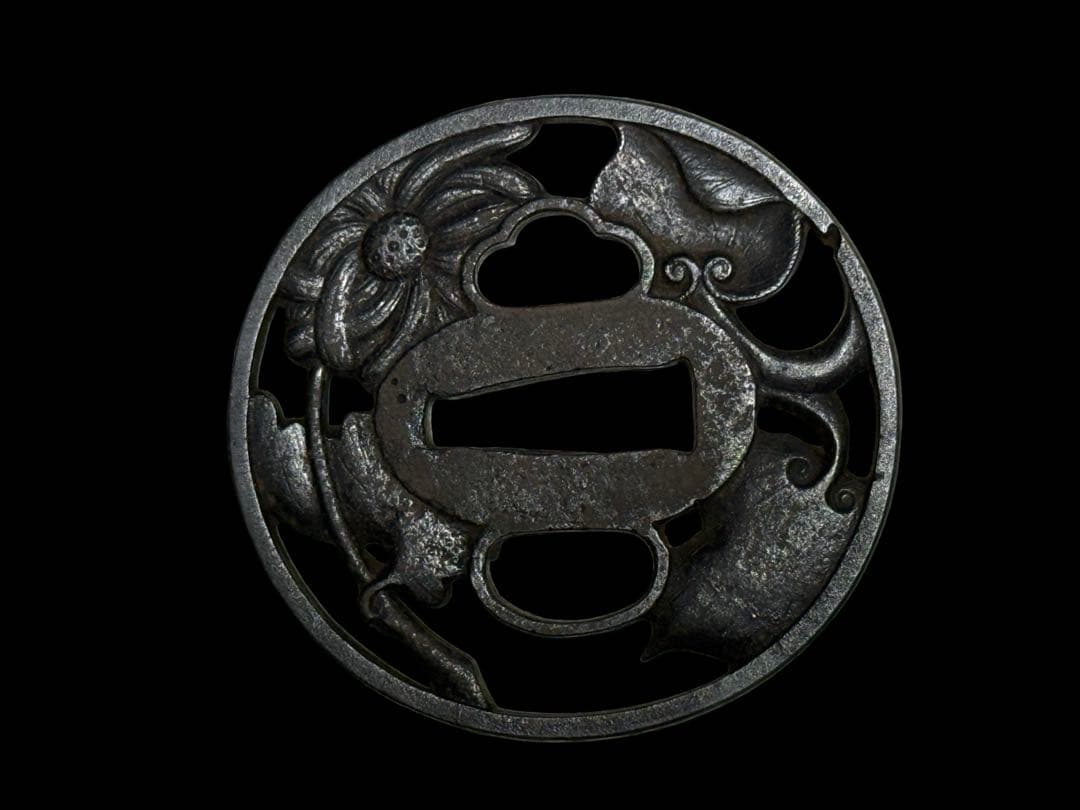 鉄製 鍔 花と葉のデザイン