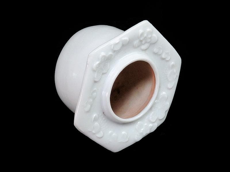 古伊万里　白磁　壺型　陽刻　梅花の図　六角　盃台　D193AS-CGn