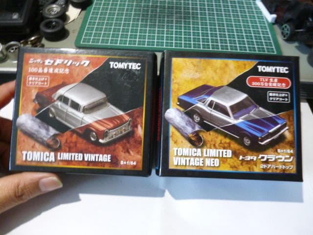 トミカリミテッドヴィンテージ100品番記念セドリック & 300万台突破クラウン