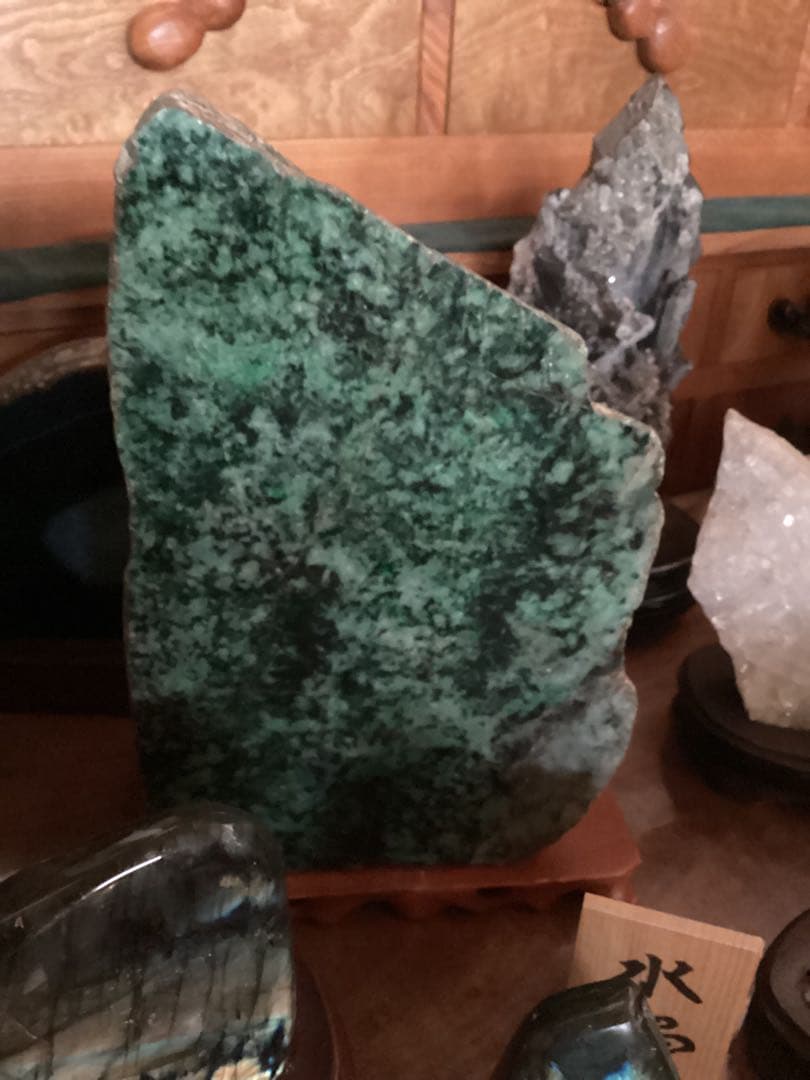 翡翠原石ミャンマー　鉱物石コレクション品一面カット10kチョイ高さ約30cm置物