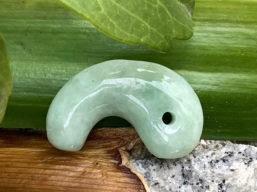 お試し安価卸し‼️業者様もご遠慮なく　糸魚川翡翠勾玉本物ジェダイト　機械鑑定書取得