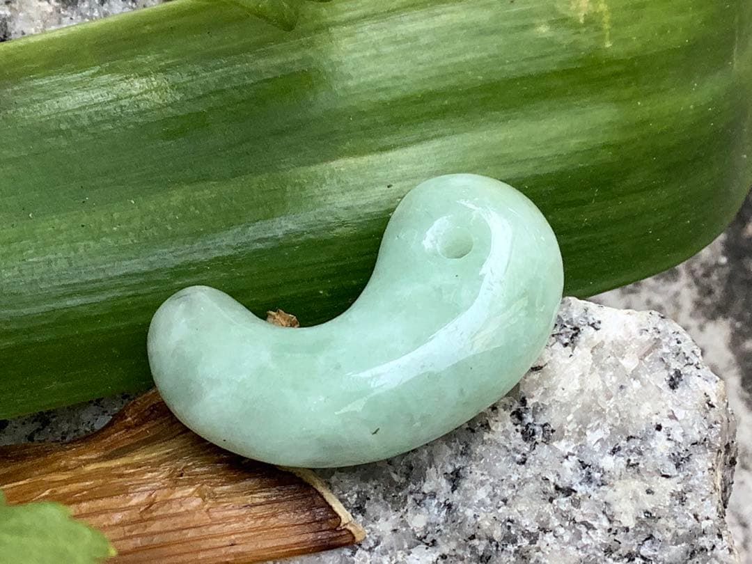 お試し安価卸し‼️業者様もご遠慮なく　糸魚川翡翠勾玉本物ジェダイト　機械鑑定書取得