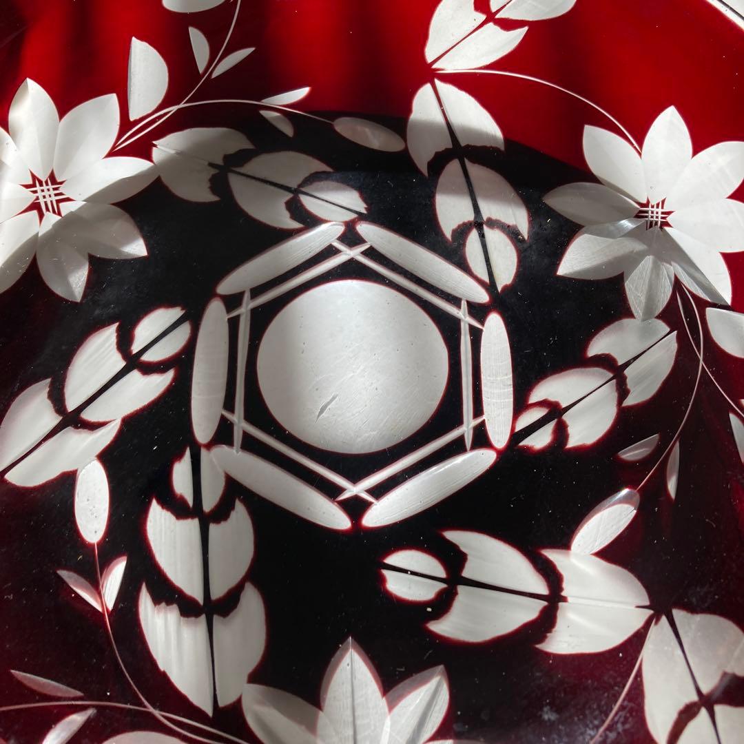 アンティーク赤色切子ガラス花模様