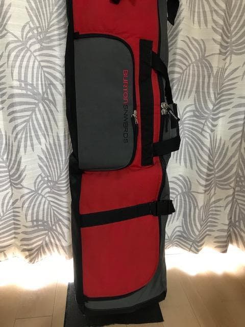 背中に背負うタイプではなく、ウィールで転がしながら全装備を携行できるバッグ