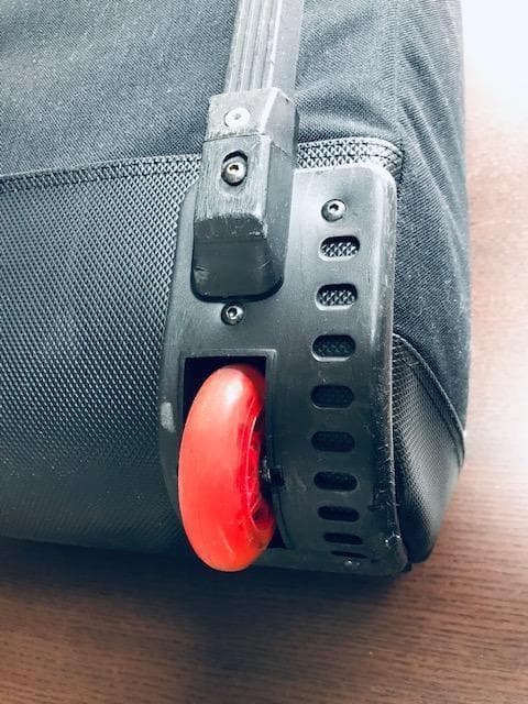 背中に背負うタイプではなく、ウィールで転がしながら全装備を携行できるバッグ