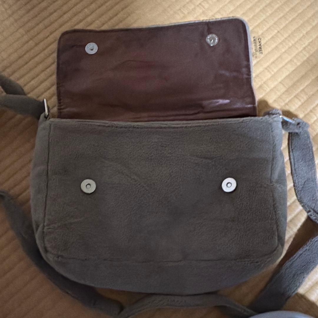 CHANEL グレー ロゴ バッグ