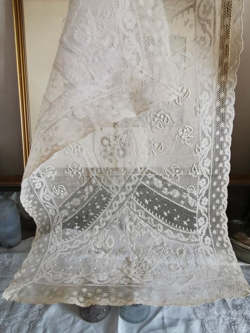 アンティーク オーガンジー盛上花刺繍 カーキグレー ノルマンディーレースランナー