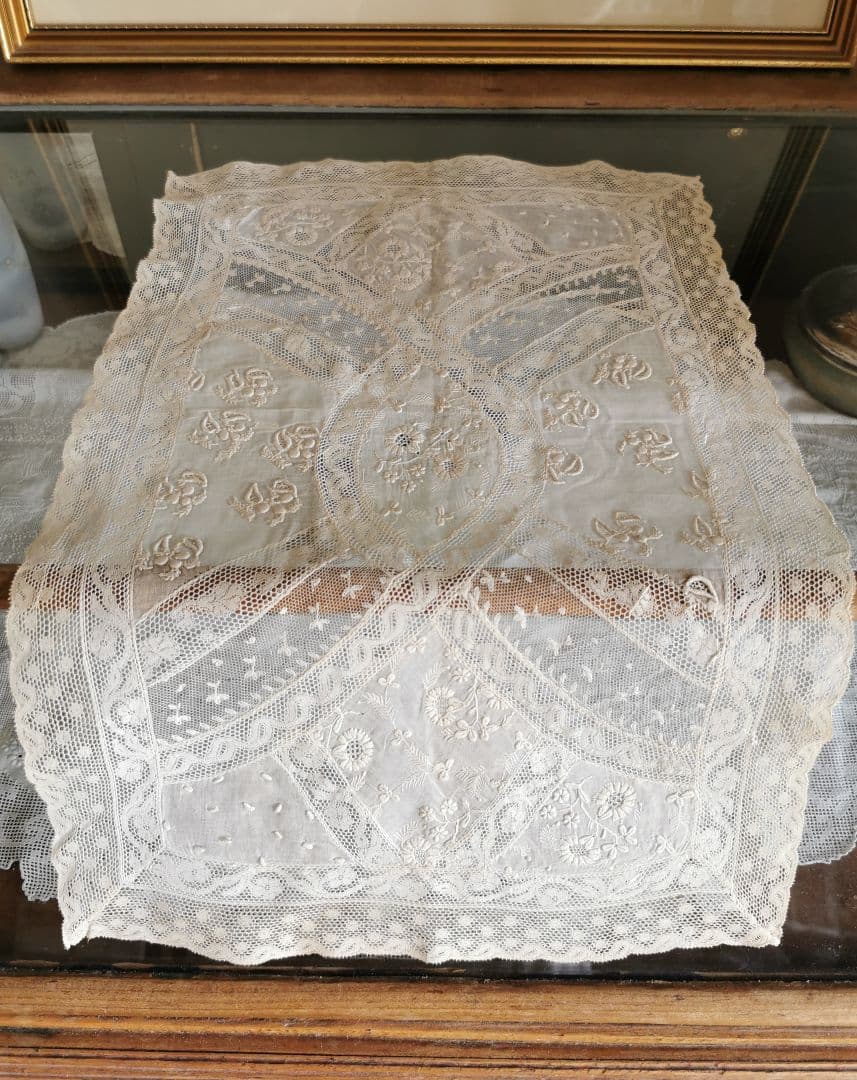 アンティーク オーガンジー盛上花刺繍 カーキグレー ノルマンディーレースランナー