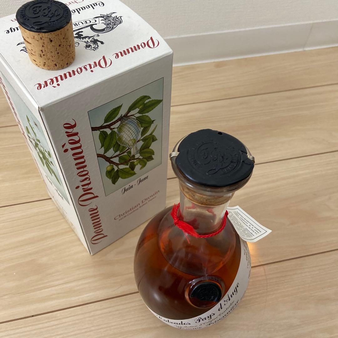 リンゴが丸ごと入ったカルヴァドス　クール・ド・リヨン　ポム・プリゾニエール