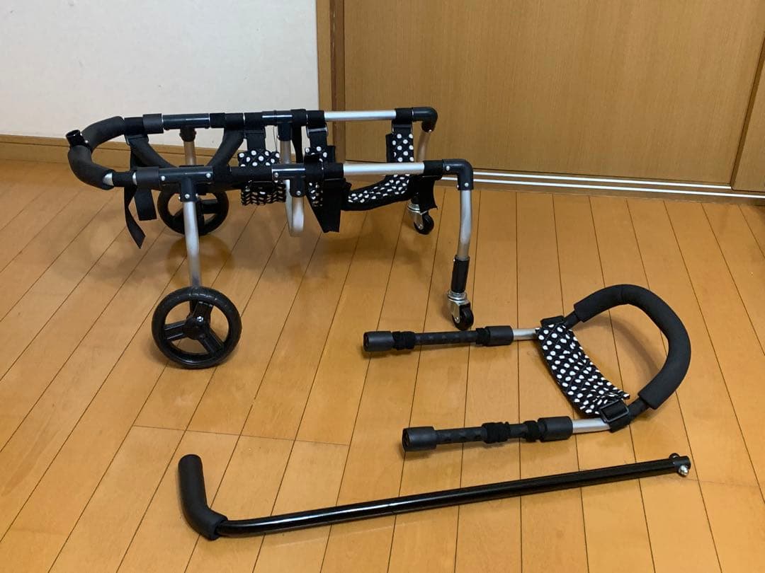 中型犬　4輪　犬用　車いす 歩行器　黒と白の水玉　手押し棒付　お食事　介護補助