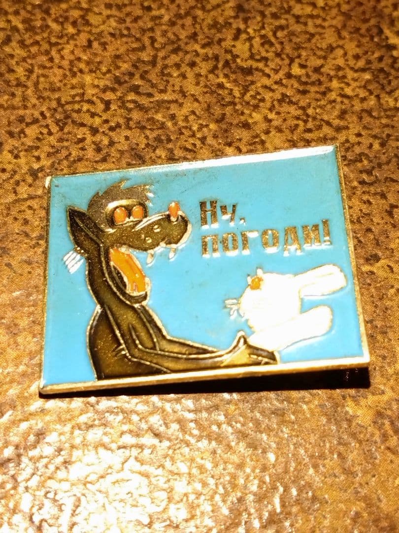 アンティーク オオカミとウサギの型バッジ 1970年代