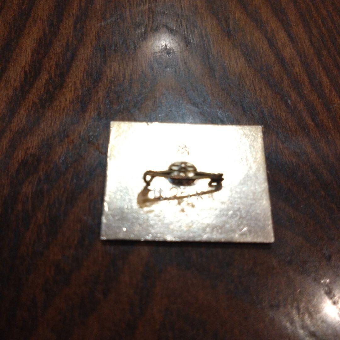 アンティーク オオカミとウサギの型バッジ 1970年代