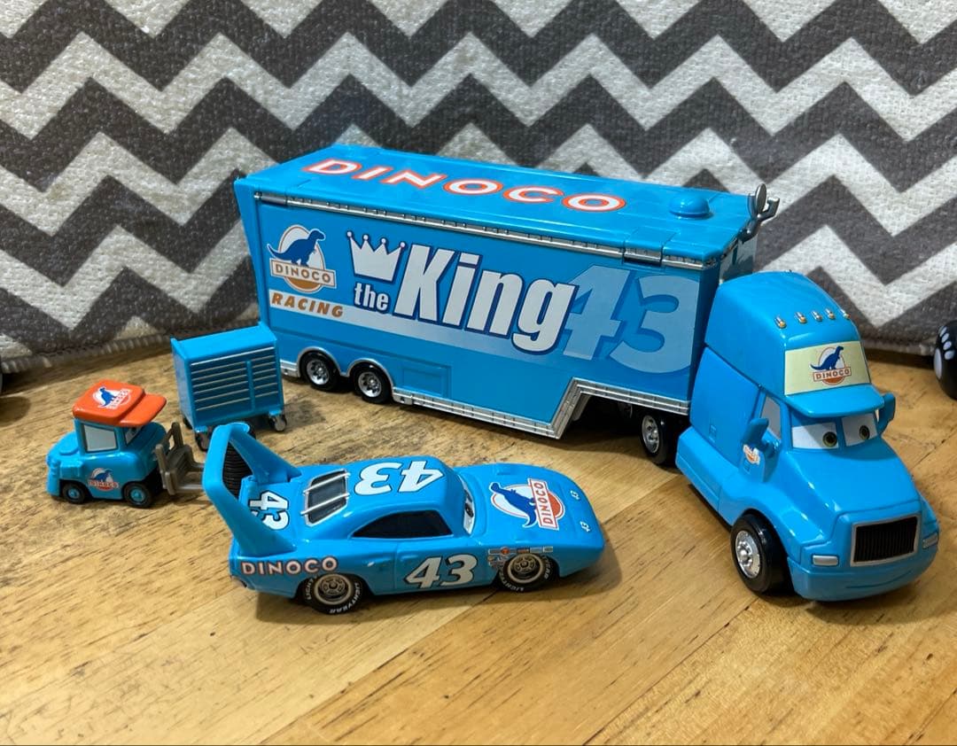 マテル　カーズ　DINCOCO キングハウラー、キング、ピットクルーのセット