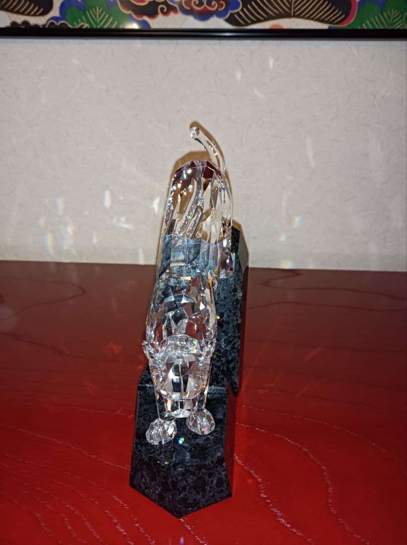 煌めくクリスタルと黒花崗岩のクールなコントラスト★スワロフスキー　フィギュリン