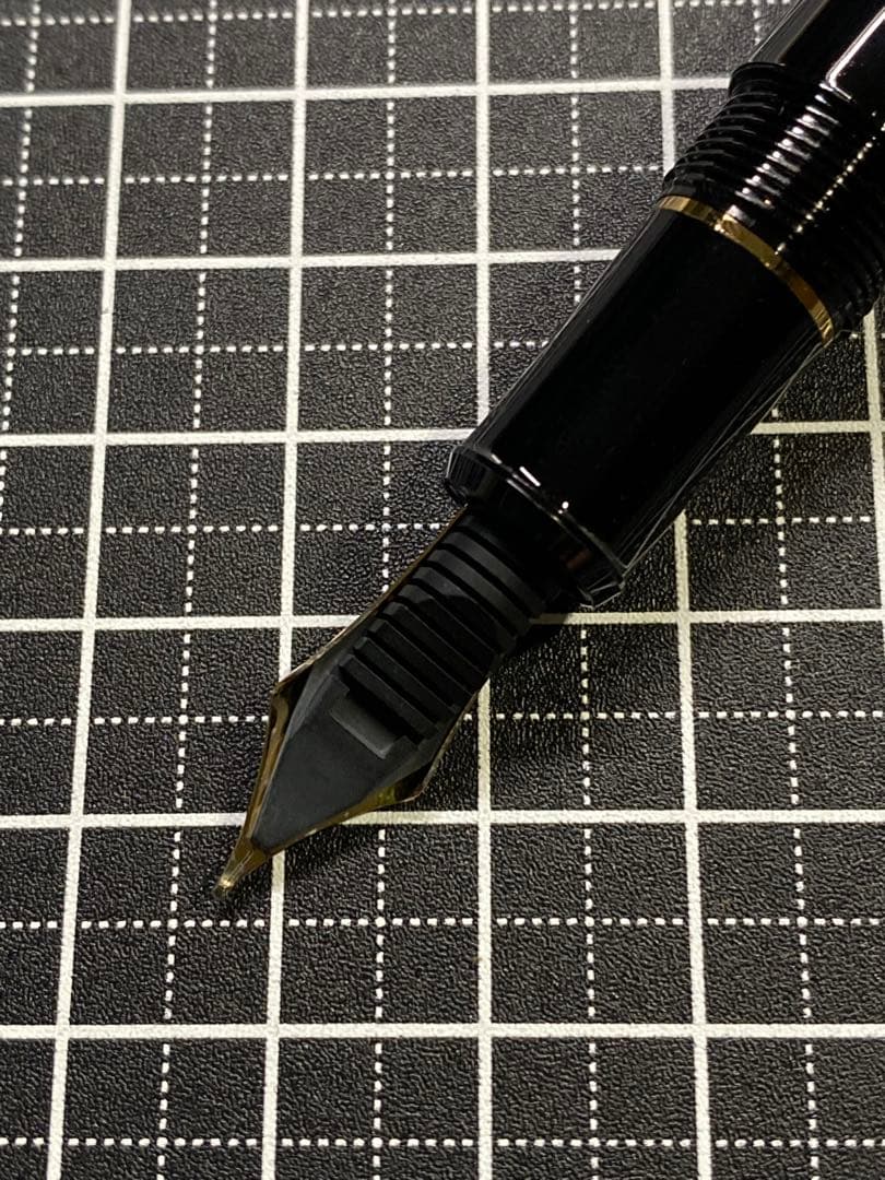 PLATINUM CENTURY #3776 廻り止め　招き猫　万年筆　字幅M