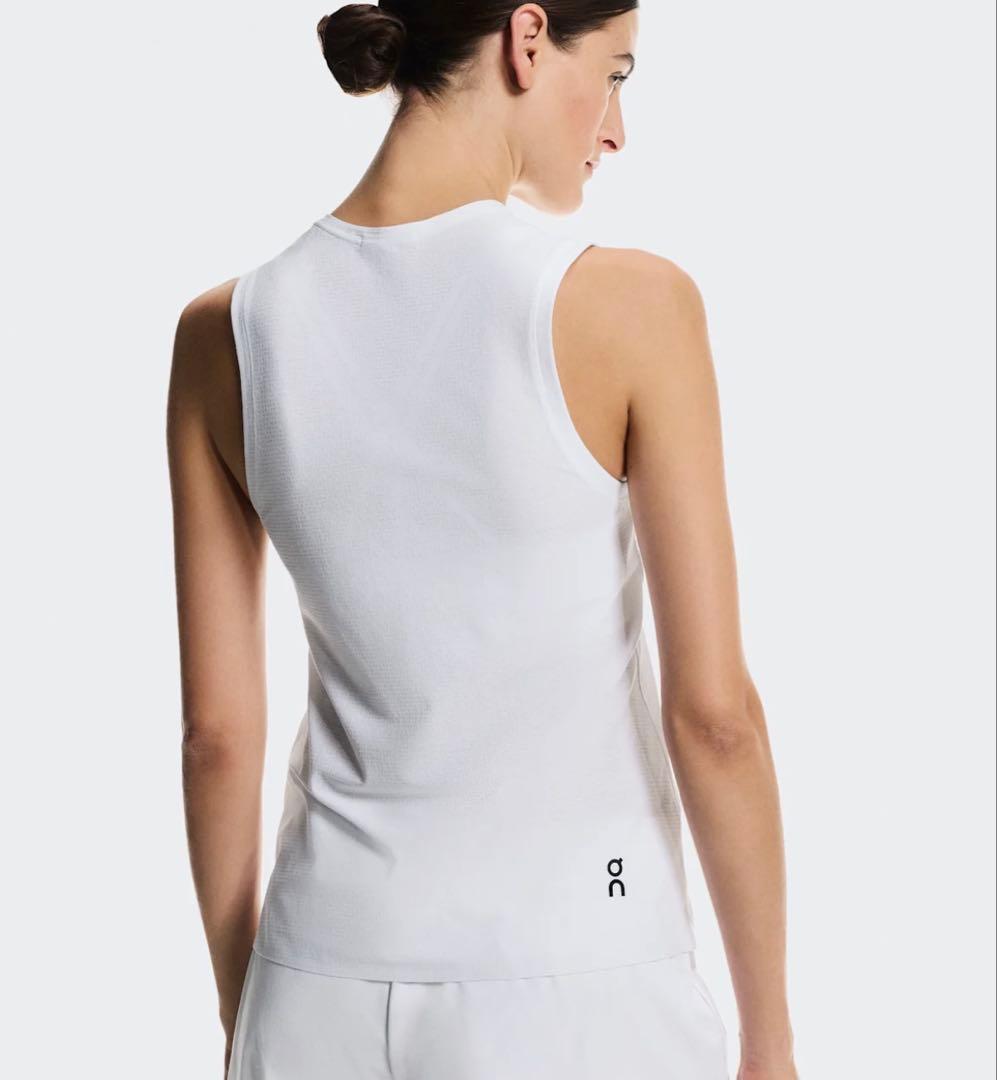 【新品】 on テニスLサイズ 白タンクトップ イガシフィオンテク 全豪オープン