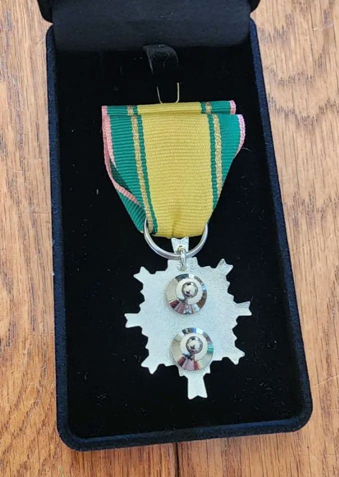 第3級防衛功労章発明考案業務改善メダルはタイタック式箱は画像のベルベット物