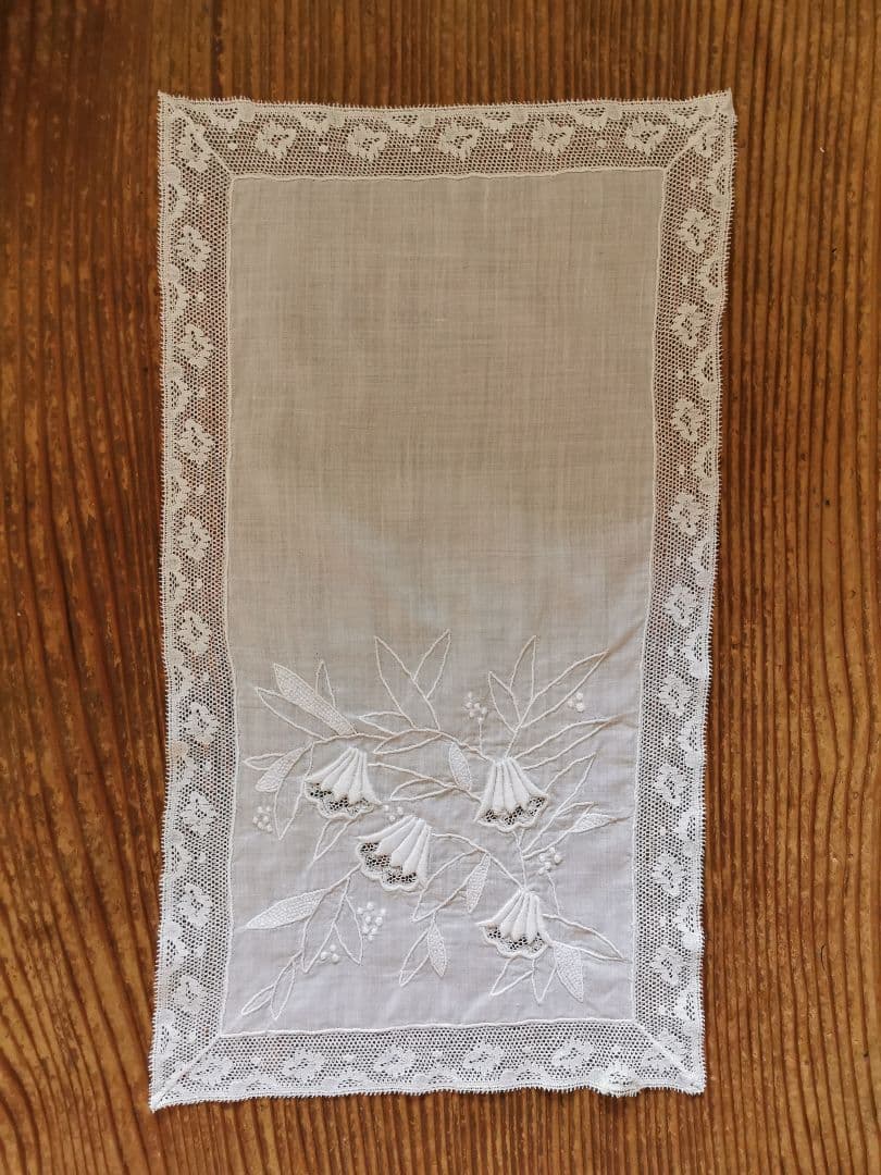 アンティーク 蛍袋 野の花エンブロイダリー 縦長ランナー ノルマンディーレース風