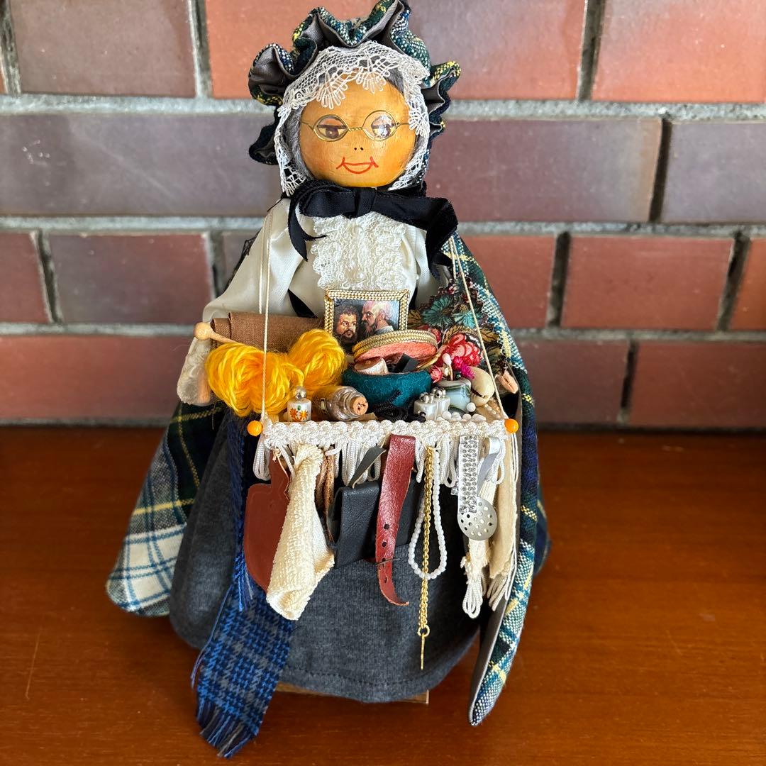 Granny Sweet Seller Doll 《ハンドクラフト屋さん》