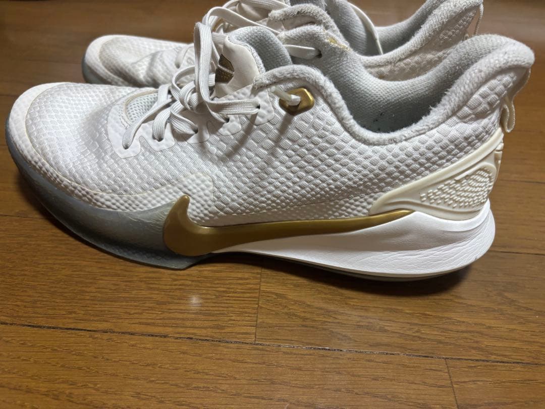 Nike Kobe マンバフォーカスバスケットボールシューズ ホワイトゴールド