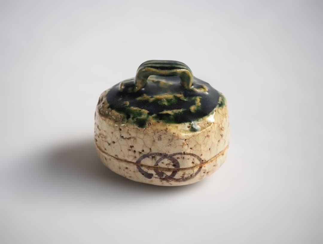 山口錠銕造『織部香合』（共箱）