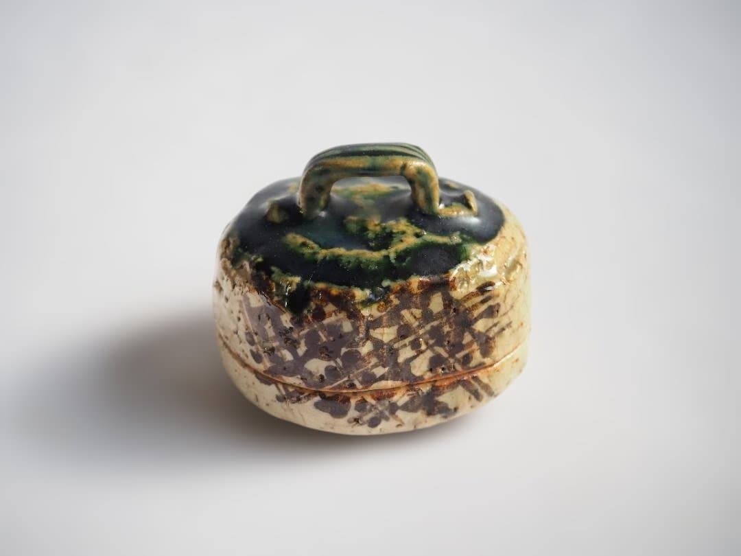 山口錠銕造『織部香合』（共箱）