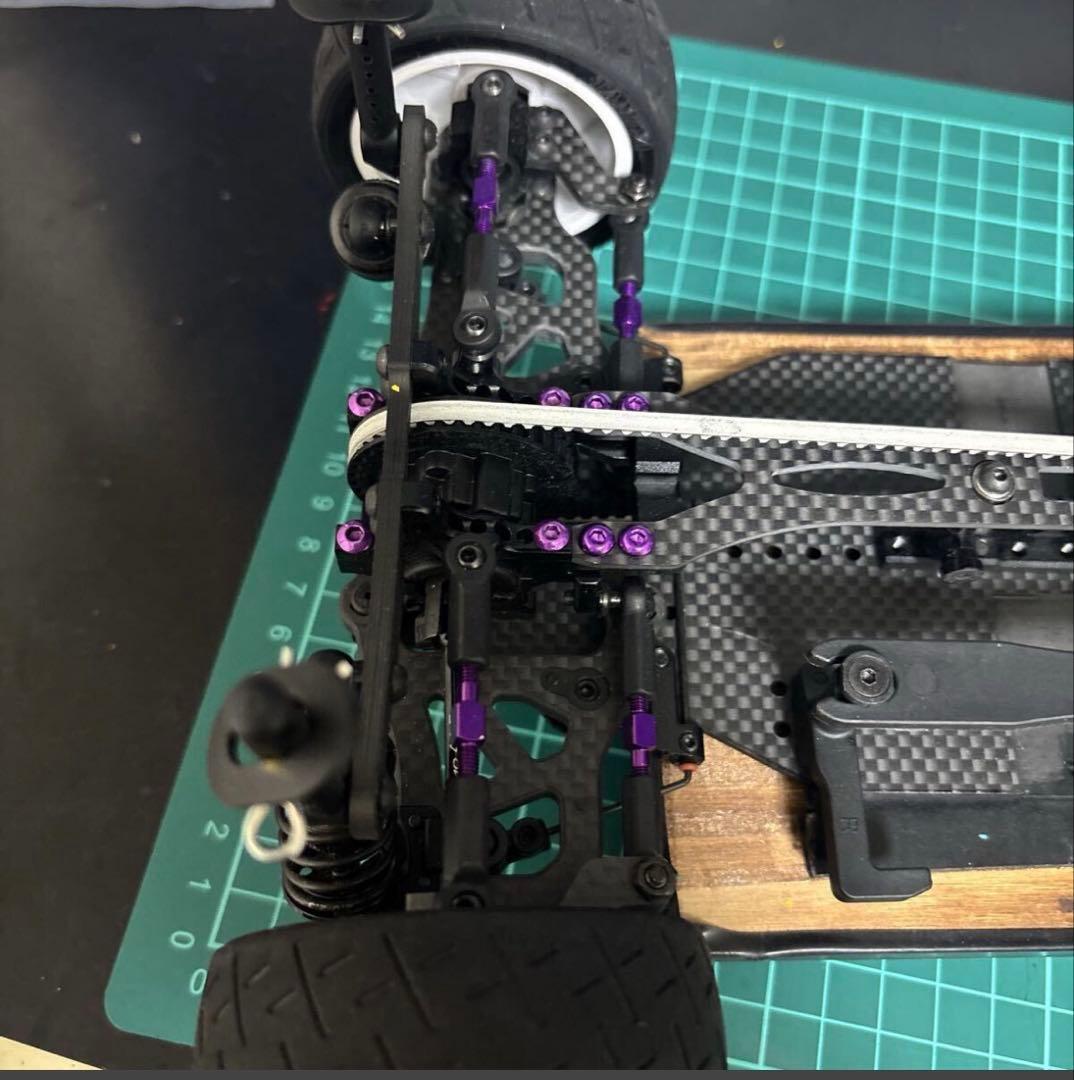 ヨコモBD11シャーシのみ、おまけでピニオンギアとスパギアとホイール