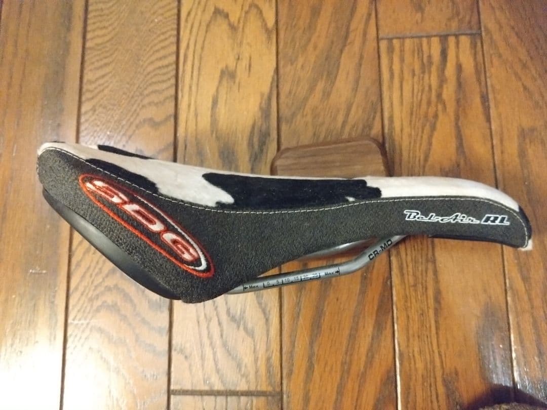 SDG サドル 牛柄　未使用美品