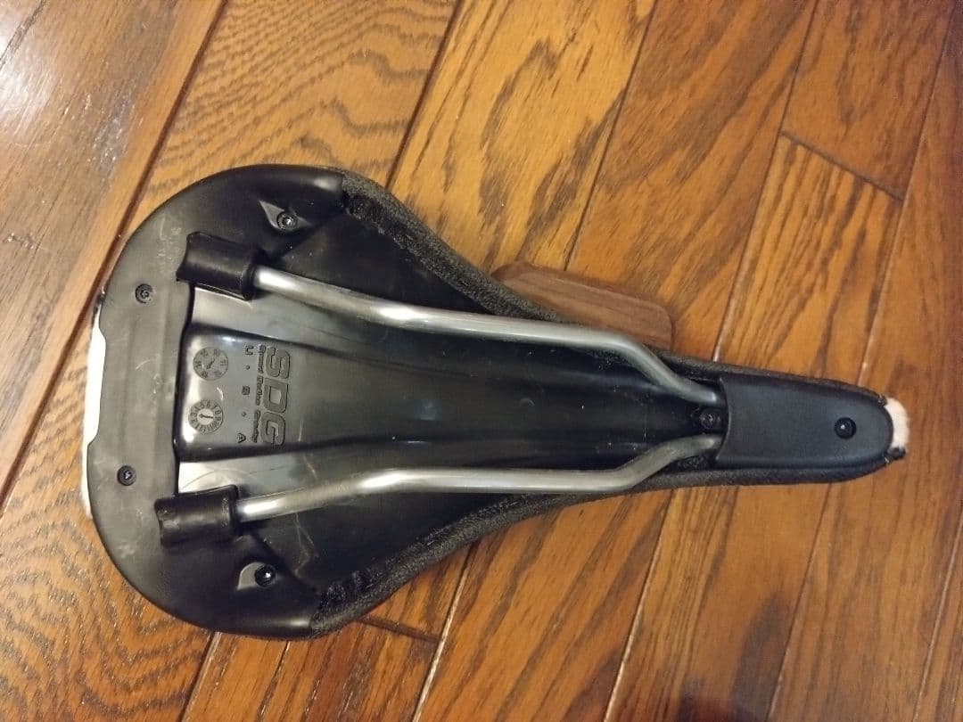 SDG サドル 牛柄　未使用美品