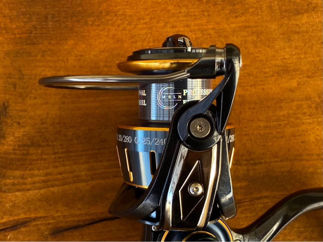 スピニングリール　5000番　ショアジギング　ねじ込み式パワーハンドル　サーフ