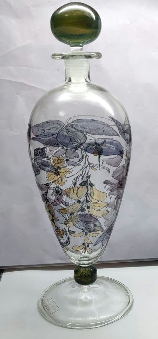 ドイツ製のガラス工芸品で、ハンドペイントまたはエナメル彩で花柄が描かれています