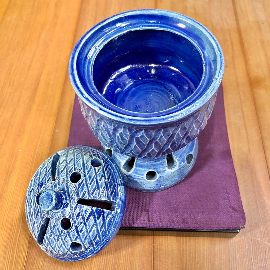 青い陶器の香炉 蓋付き