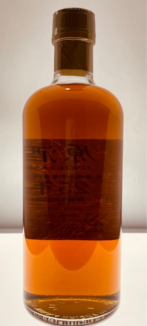 ニッカ余市シングルモルトウィスキー25年及びバランタイン21年の2本です