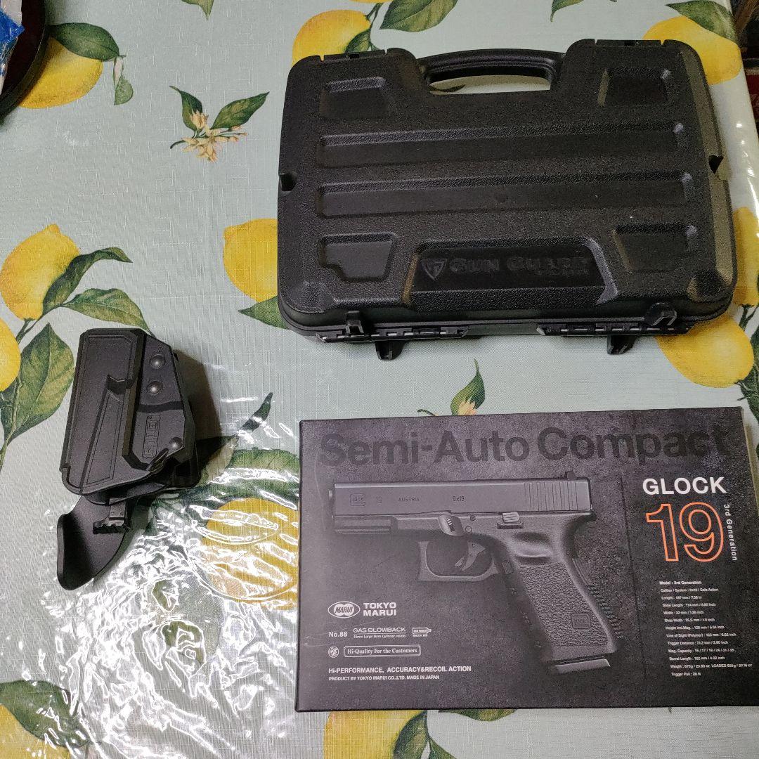 東京マルイGLOCK19ガス、ケース　マガジン3本　ホルスター　ドットサイト付