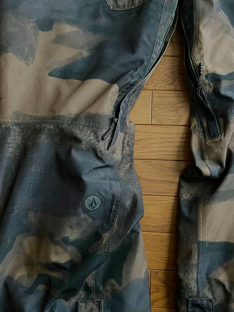 VOLCOM GORE-TEX 迷彩柄スノーボードパンツ