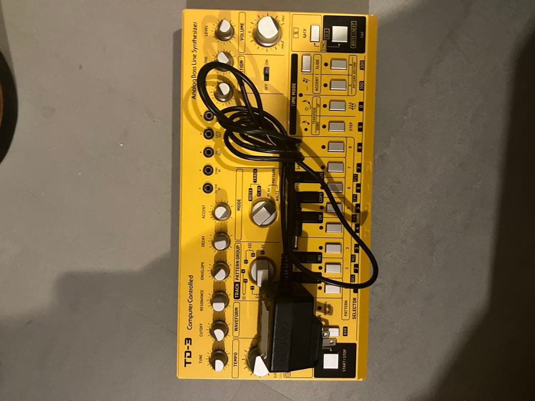 TD-3 アナログシンセサイザー イエロー
