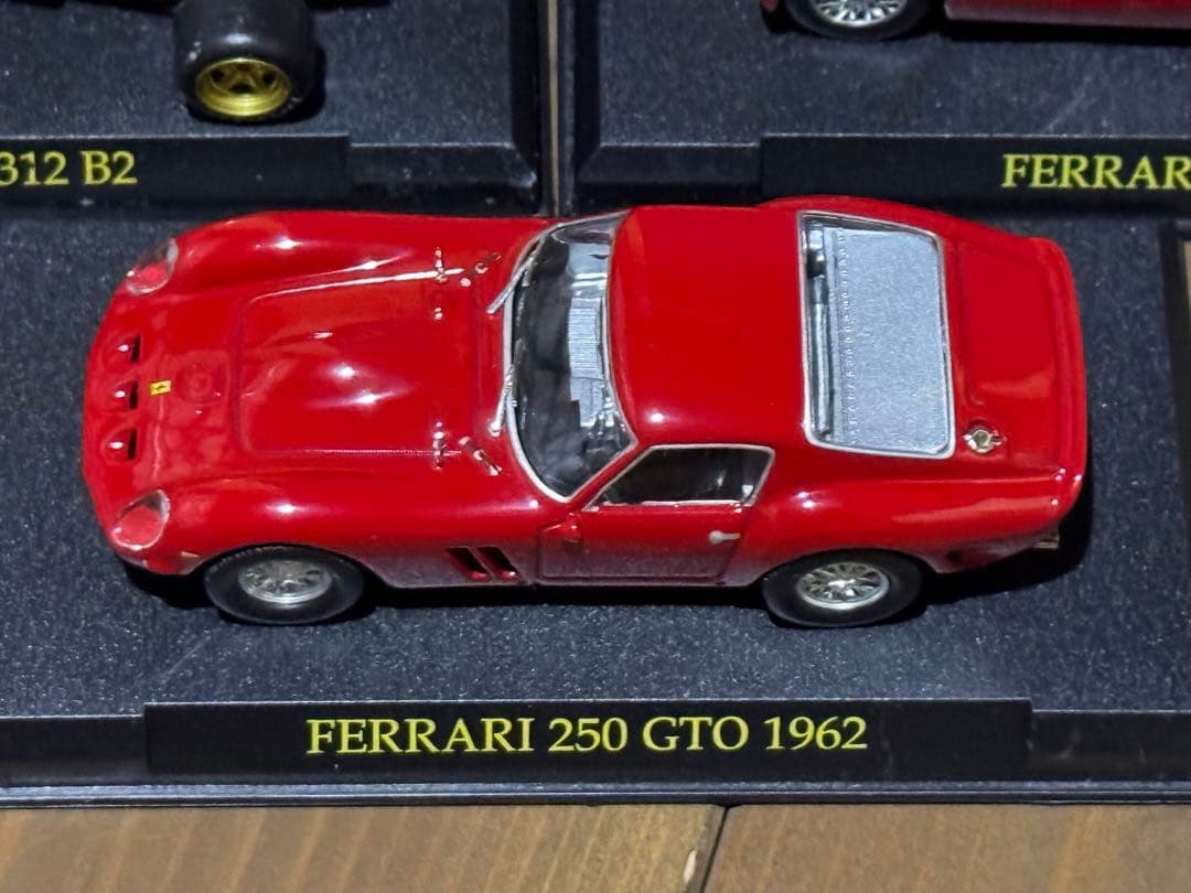 Ferrari ミニカーセット4台ケースは経年劣化で糊面剥がれてます。本体は新品