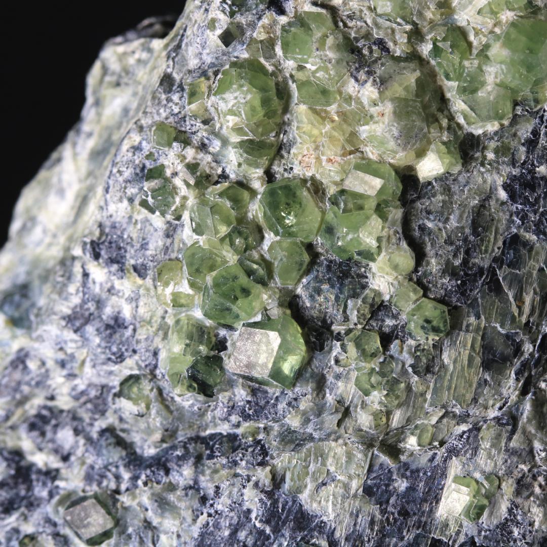 大型標本 デマントイドガーネット 【10】/ パキスタン産 / 鉱物標本 原石